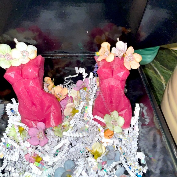 Female lady figure each candle is sold separately which includes a reusable jar - Picture 2 of 2